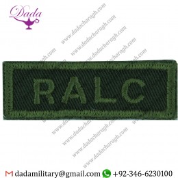 RALC (5E REGIMENT D'ARTILLERIE LEGERE DU CANADA) GREEN ON OLIVE EMBROIDERED NON-BRITISH ARMY SHOULDER TITLE