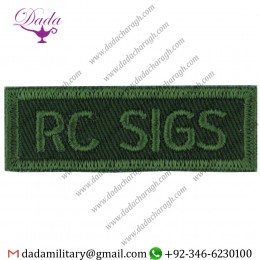 RC SIGS (ROYAL CANADIAN SIGNALS) GREEN ON OLIVE EMBROIDERED NON-BRITISH ARMY SHOULDER TITLE