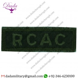 RCAC (ROYAL CANADIAN ARMOURED CORPS) GREEN ON OLIVE EMBROIDERED NON-BRITISH ARMY SHOULDER TITLE