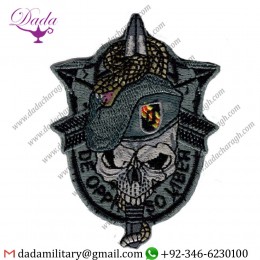US ARMY SPECIAL FORCES SKULL SWORD AND SNAKE HOOK FASTENER PATCH